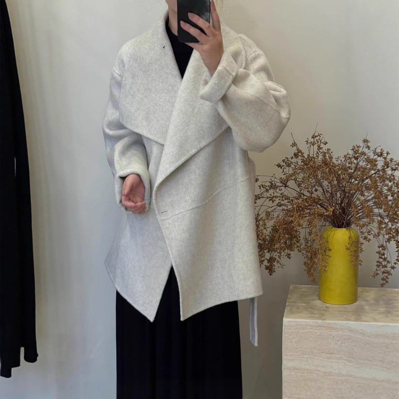 Női gyapjú kabát álló gallérral, középhosszú, laza szabású, egysoros gombos záródás