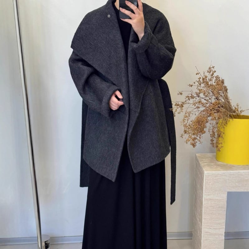 Női gyapjú kabát álló gallérral, középhosszú, laza szabású, egysoros gombos záródás