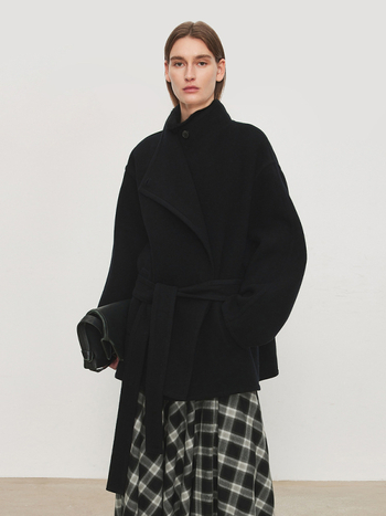 Női gyapjúkabát, lazán szabott, duplarétegű kasmírral kevert gyapjú, középhosszú, rever, kétgombos zárás