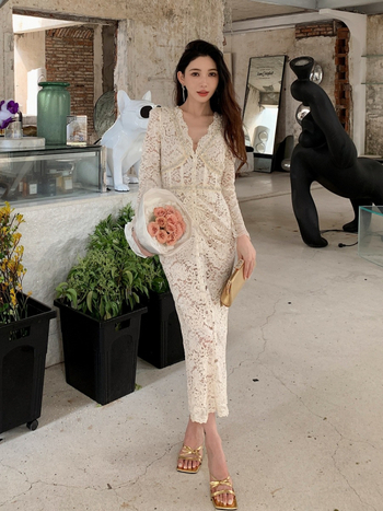 Set din două piese: top cu decolteu în V și mâneci lungi, fustă creion cu talie înaltă, din poliester