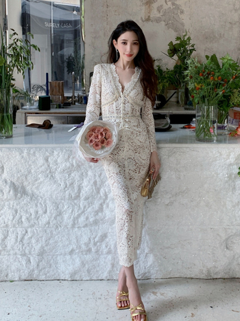 Set din două piese: top cu decolteu în V și mâneci lungi, fustă creion cu talie înaltă, din poliester