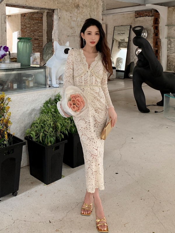 Set din două piese: top cu decolteu în V și mâneci lungi, fustă creion cu talie înaltă, din poliester