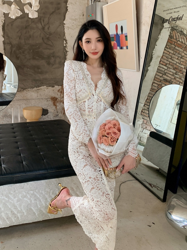 Set din două piese: top cu decolteu în V și mâneci lungi, fustă creion cu talie înaltă, din poliester