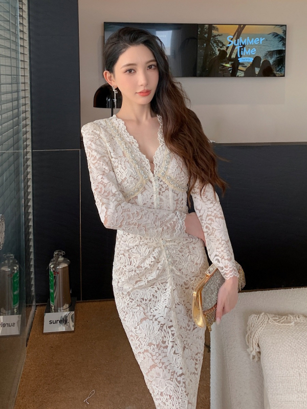 Set din două piese: top cu decolteu în V și mâneci lungi, fustă creion cu talie înaltă, din poliester