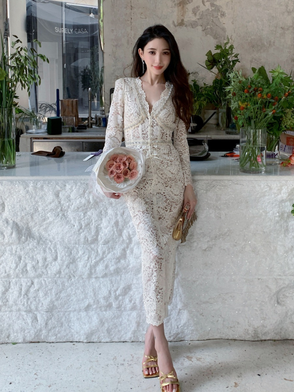 Set din două piese: top cu decolteu în V și mâneci lungi, fustă creion cu talie înaltă, din poliester