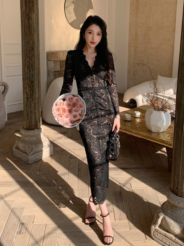 Set din două piese: top cu decolteu în V și mâneci lungi, fustă creion cu talie înaltă, din poliester