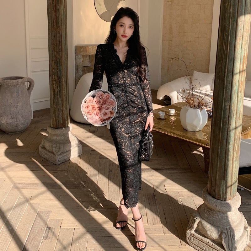 Set din două piese: top cu decolteu în V și mâneci lungi, fustă creion cu talie înaltă, din poliester