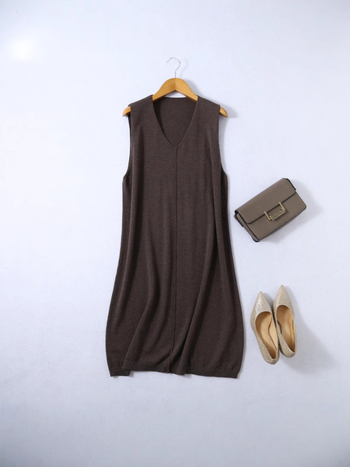 Rochie tricotată din amestec mătase-cashmire, decolteu în V, fără mâneci, croială A-line midi, talie lejeră