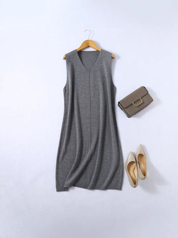 Rochie tricotată din amestec mătase-cashmire, decolteu în V, fără mâneci, croială A-line midi, talie lejeră