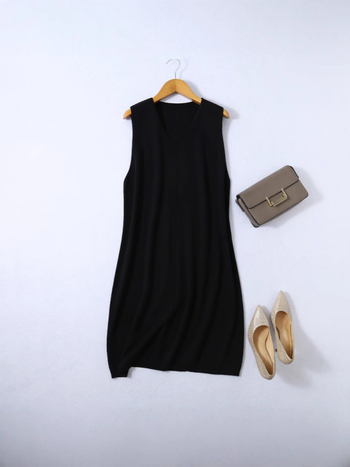 Rochie tricotată din amestec mătase-cashmire, decolteu în V, fără mâneci, croială A-line midi, talie lejeră