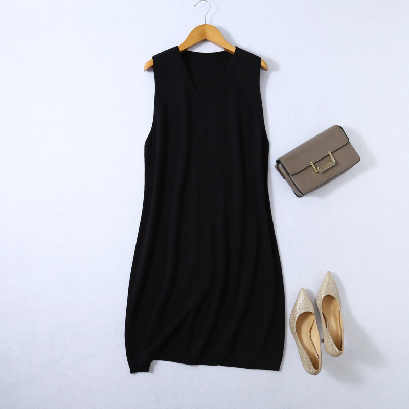 Rochie tricotată din amestec mătase-cashmire, decolteu în V, fără mâneci, croială A-line midi, talie lejeră