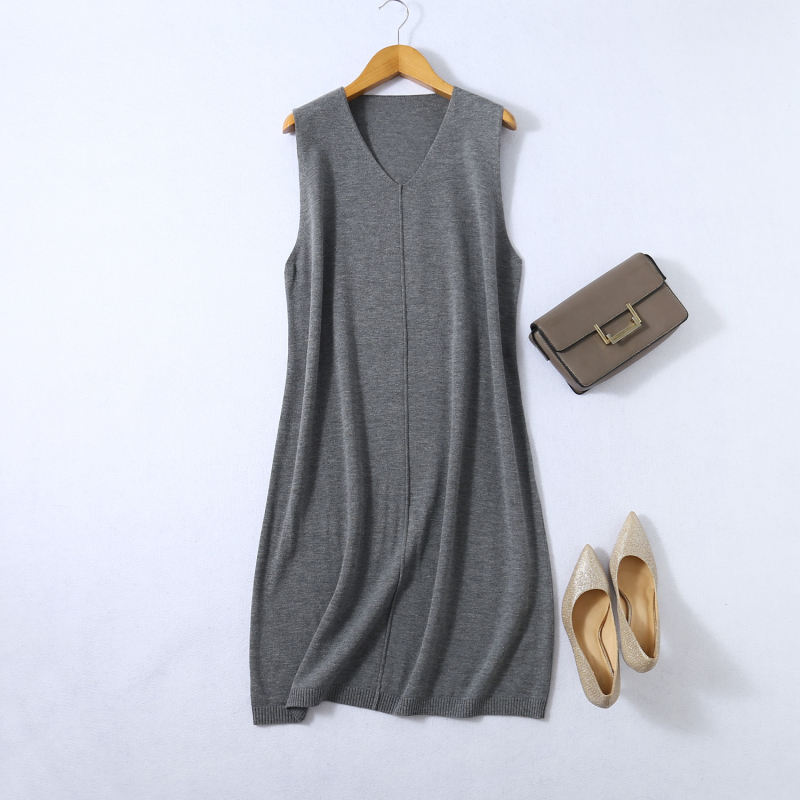 Rochie tricotată din amestec mătase-cashmire, decolteu în V, fără mâneci, croială A-line midi, talie lejeră