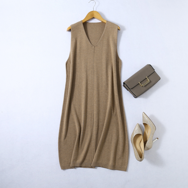 Rochie tricotată din amestec mătase-cashmire, decolteu în V, fără mâneci, croială A-line midi, talie lejeră