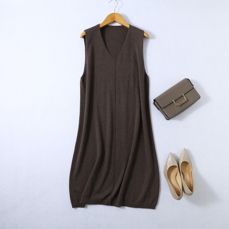 Rochie tricotată din amestec mătase-cashmire, decolteu în V, fără mâneci, croială A-line midi, talie lejeră