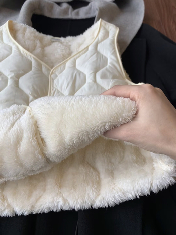 Ženska vesta s V-izrezom, uski kroj, tkanina od poliesterskih vlakana, punilo od poliestersko pamuk