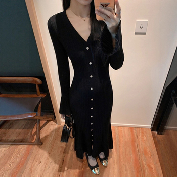 Šaty s výstrihom do V a dlhými rukávmi, priliehavý strih; tkanina z core yarn, polyester-elastán zmes; jednofarebný vzor; jeseň-zima 2025