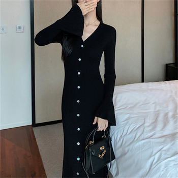 Šaty s výstrihom do V a dlhými rukávmi, priliehavý strih; tkanina z core yarn, polyester-elastán zmes; jednofarebný vzor; jeseň-zima 2025