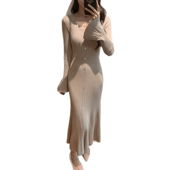 Šaty s výstrihom do V a dlhými rukávmi, priliehavý strih; tkanina z core yarn, polyester-elastán zmes; jednofarebný vzor; jeseň-zima 2025