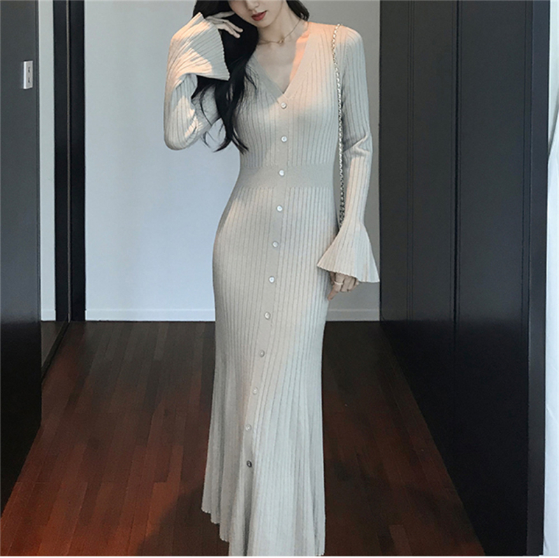 Šaty s výstrihom do V a dlhými rukávmi, priliehavý strih; tkanina z core yarn, polyester-elastán zmes; jednofarebný vzor; jeseň-zima 2025