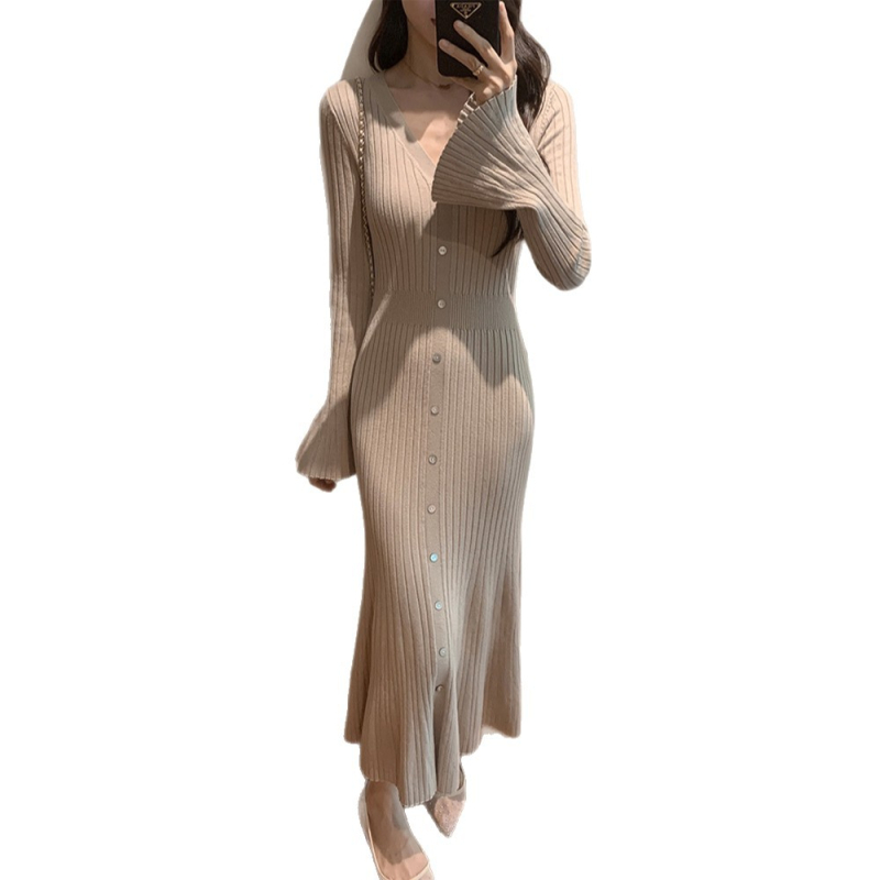 Šaty s výstrihom do V a dlhými rukávmi, priliehavý strih; tkanina z core yarn, polyester-elastán zmes; jednofarebný vzor; jeseň-zima 2025