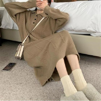 Dlhé pletené šaty s káblovou štruktúrou, golier s reverom, dlhé rukávy, vysoký pás