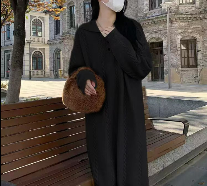 Dlhé pletené šaty s káblovou štruktúrou, golier s reverom, dlhé rukávy, vysoký pás