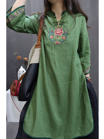 Šaty s výšivkou z bavlny a ľanu s kvetinovým vzorom, stredná dĺžka, A-liniový strih, okrúhly výstrih, dlhé rukávy, voľný pás, leto 2024.