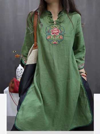 Šaty s výšivkou z bavlny a ľanu s kvetinovým vzorom, stredná dĺžka, A-liniový strih, okrúhly výstrih, dlhé rukávy, voľný pás, leto 2024.