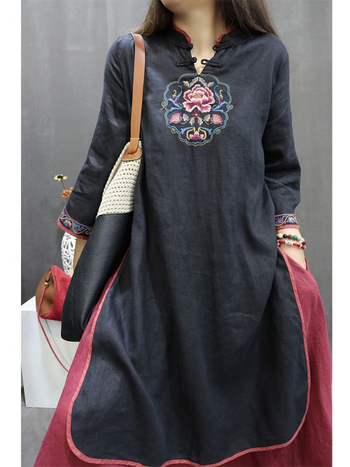 Šaty s výšivkou z bavlny a ľanu s kvetinovým vzorom, stredná dĺžka, A-liniový strih, okrúhly výstrih, dlhé rukávy, voľný pás, leto 2024.