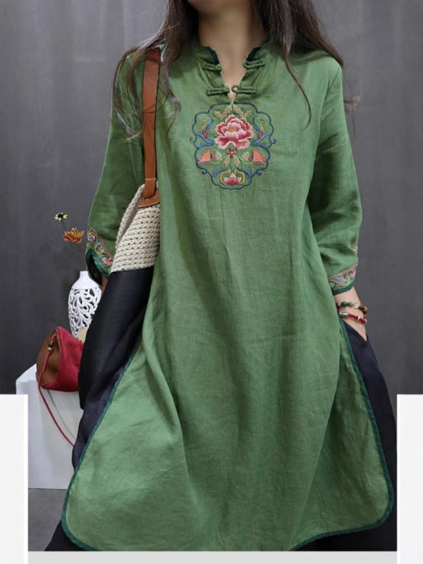 Šaty s výšivkou z bavlny a ľanu s kvetinovým vzorom, stredná dĺžka, A-liniový strih, okrúhly výstrih, dlhé rukávy, voľný pás, leto 2024.