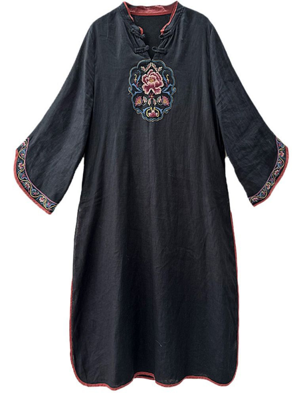 Šaty s výšivkou z bavlny a ľanu s kvetinovým vzorom, stredná dĺžka, A-liniový strih, okrúhly výstrih, dlhé rukávy, voľný pás, leto 2024.