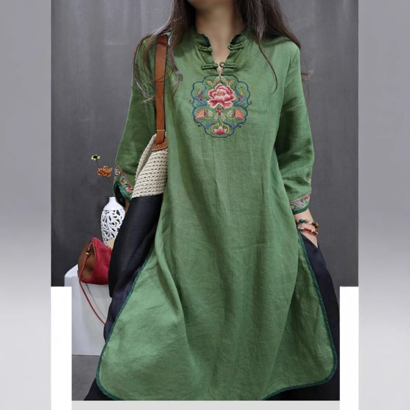 Šaty s výšivkou z bavlny a ľanu s kvetinovým vzorom, stredná dĺžka, A-liniový strih, okrúhly výstrih, dlhé rukávy, voľný pás, leto 2024.