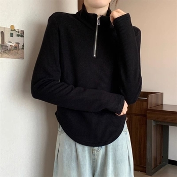 Тениска Oversize със стойка яка, принцес ръкави и бродерия върху гладък плат (Oversize тип; Стойка яка; Принцес ръкави; Бродерия; Гладък плат)