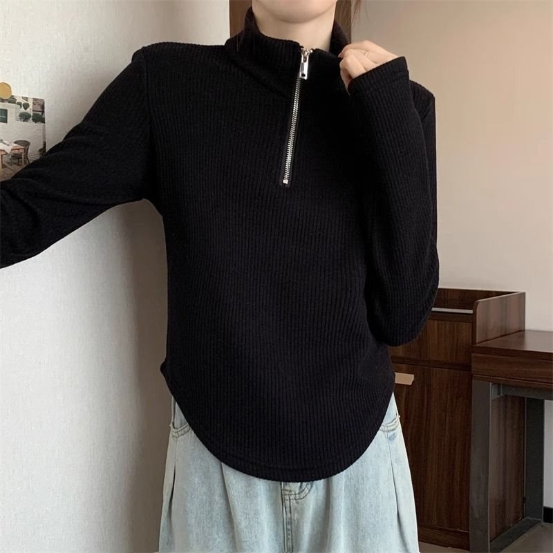 Тениска Oversize със стойка яка, принцес ръкави и бродерия върху гладък плат (Oversize тип; Стойка яка; Принцес ръкави; Бродерия; Гладък плат)