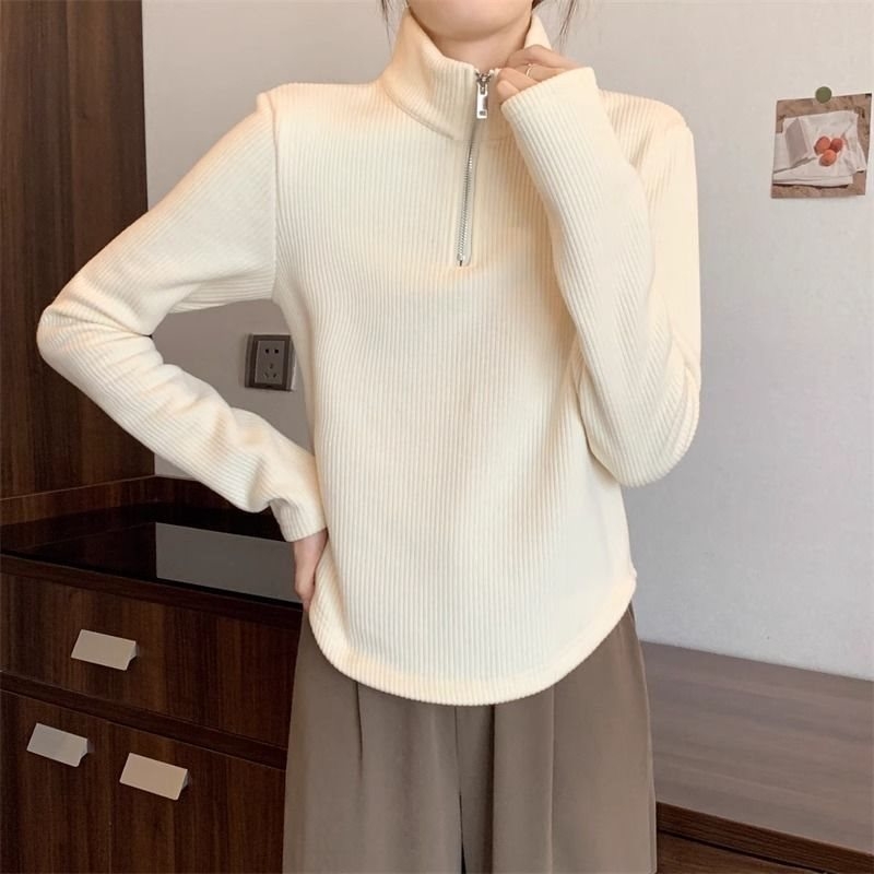 Тениска Oversize със стойка яка, принцес ръкави и бродерия върху гладък плат (Oversize тип; Стойка яка; Принцес ръкави; Бродерия; Гладък плат)