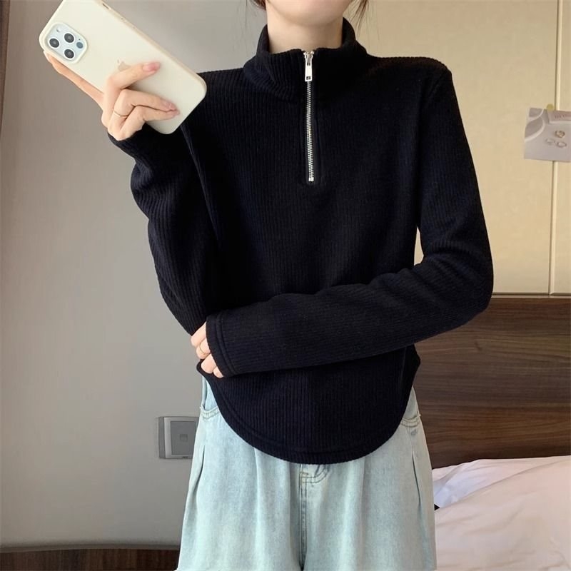 Тениска Oversize със стойка яка, принцес ръкави и бродерия върху гладък плат (Oversize тип; Стойка яка; Принцес ръкави; Бродерия; Гладък плат)