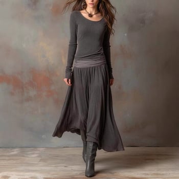 Дълга плетена рокля с силует на чадър, кръгло деколте, дълги ръкави и 90–95% полиестер.