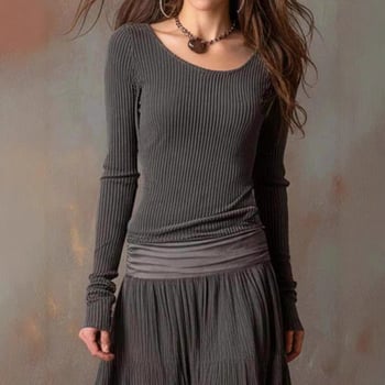 Дълга плетена рокля с силует на чадър, кръгло деколте, дълги ръкави и 90–95% полиестер.