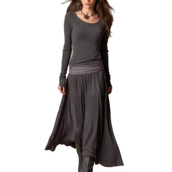 Дълга плетена рокля с силует на чадър, кръгло деколте, дълги ръкави и 90–95% полиестер.