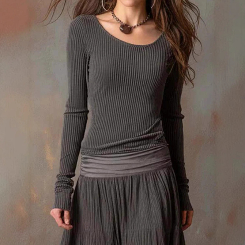 Дълга плетена рокля с силует на чадър, кръгло деколте, дълги ръкави и 90–95% полиестер.