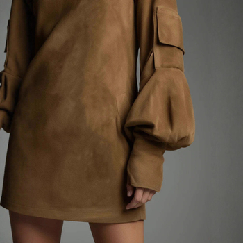 Midi haljina od suede velura s polu-visokom ovratnikom, dugi rukavi i preklopnim džepovima — elegantan stil, jesen 2025