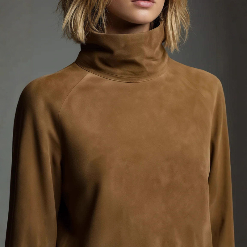 Midi haljina od suede velura s polu-visokom ovratnikom, dugi rukavi i preklopnim džepovima — elegantan stil, jesen 2025