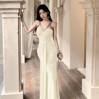 Rastezljiva haljina od poliestera s V-izrezom, bez rukava, visokim strukom, dugačka.