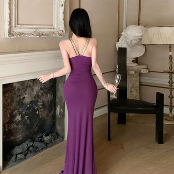 Rastezljiva haljina od poliestera s V-izrezom, bez rukava, visokim strukom, dugačka.