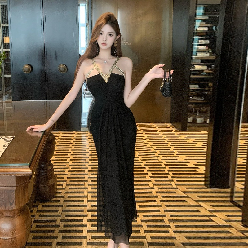 Rastezljiva haljina od poliestera s V-izrezom, bez rukava, visokim strukom, dugačka.