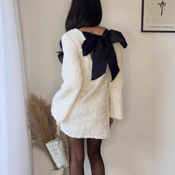 Velúr ruha gyémánt mintával, hosszú ujjú, kerek nyakú, magas derekú — partyruha