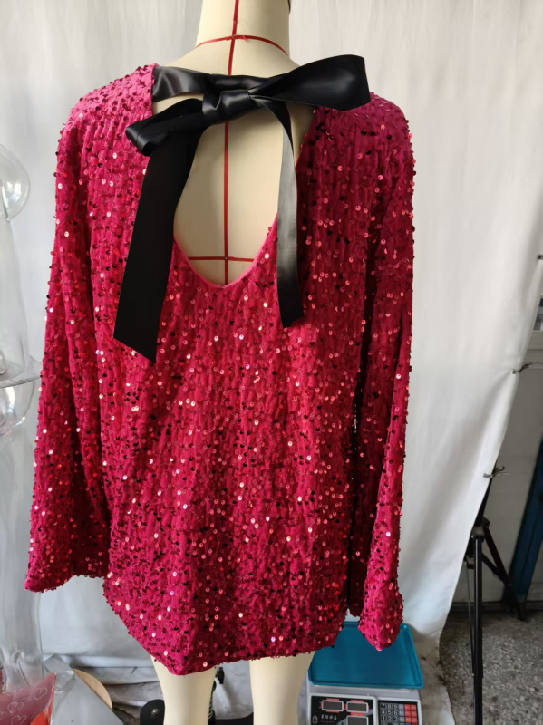 Velúr ruha gyémánt mintával, hosszú ujjú, kerek nyakú, magas derekú — partyruha