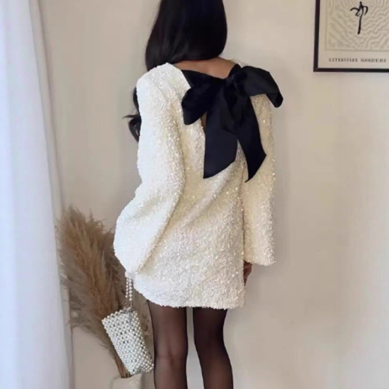 Velúr ruha gyémánt mintával, hosszú ujjú, kerek nyakú, magas derekú — partyruha