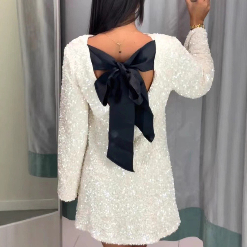 Velúr ruha gyémánt mintával, hosszú ujjú, kerek nyakú, magas derekú — partyruha