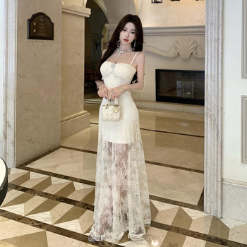 Pántos ruha csipke-összevarrással és gyöngylánccal a derekán, V-nyakú, ujjatlan, elasztikus poliészter anyag